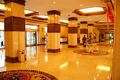 Die prächtige Lobby, links der Eingang